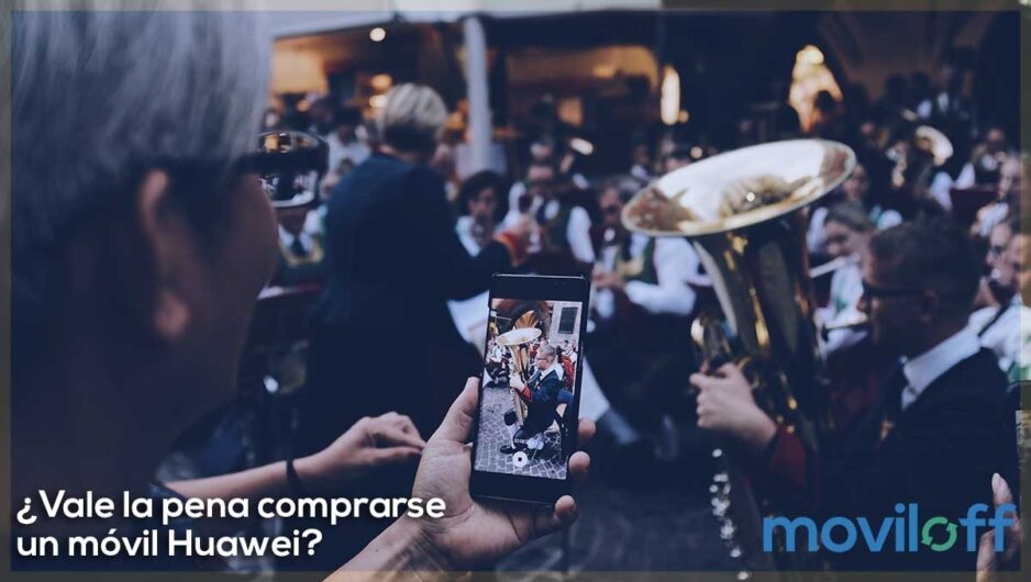 ¿Vale la pena comprarse un móvil Huawei? telefono grabando concierto de banda de musica señora
